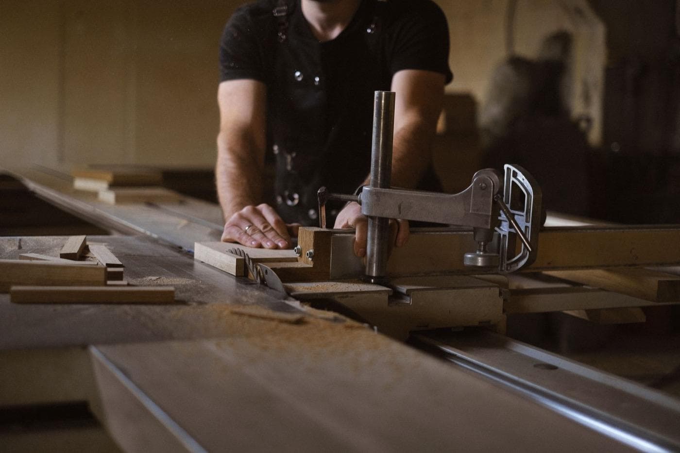 Fabrication d'un meuble sur mesure à l'atelier de Saint-Savin